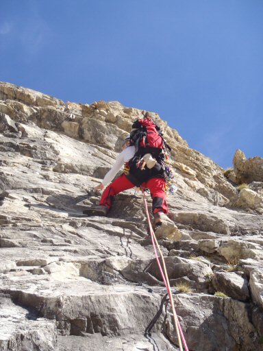 Aiguille de la Nova 015b.jpg - Puis pars dans L3 (6a)